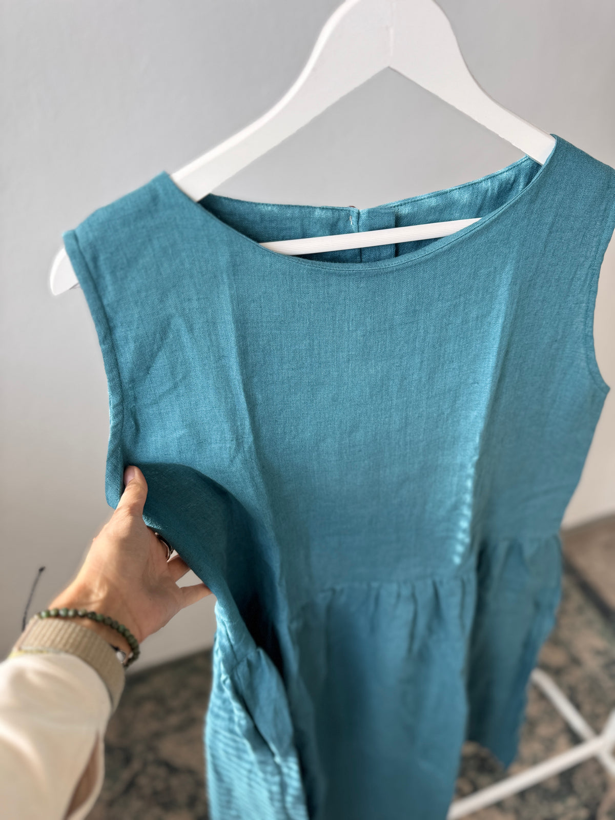 Women dress sleeveless, buttons at the back