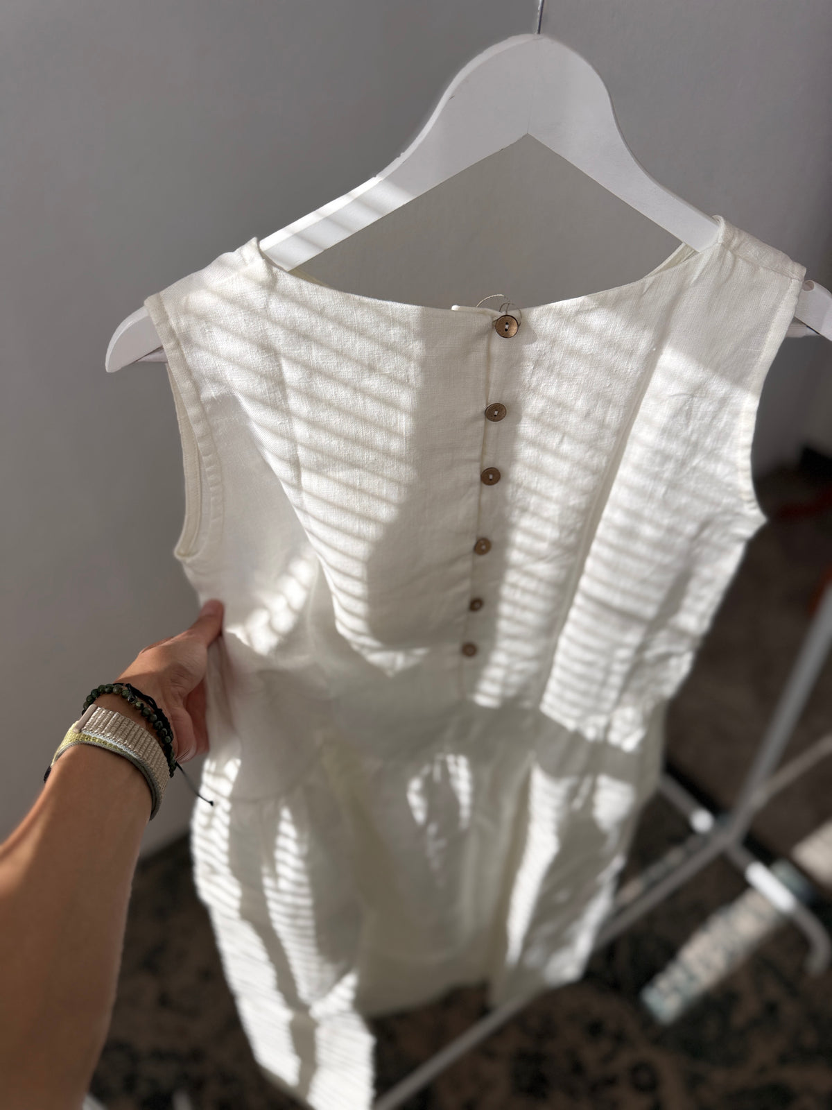 Women dress sleeveless, buttons at the back