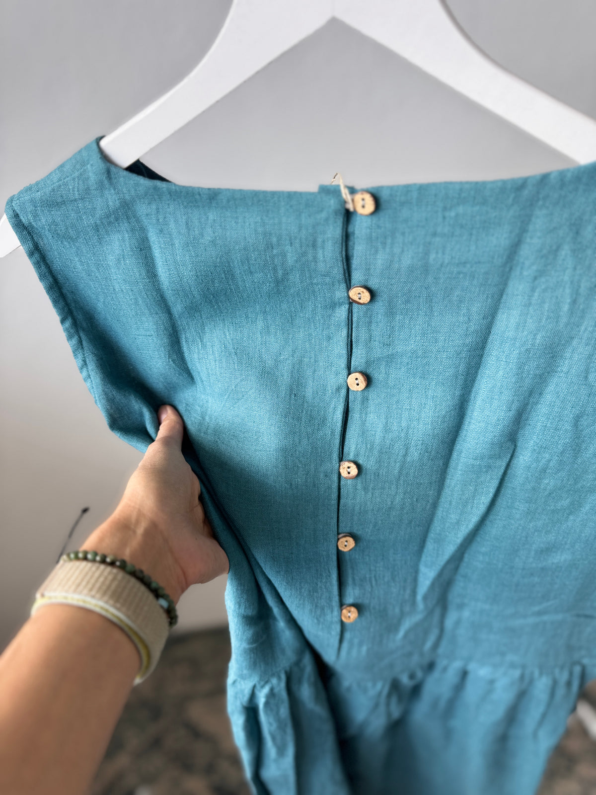 Women dress sleeveless, buttons at the back