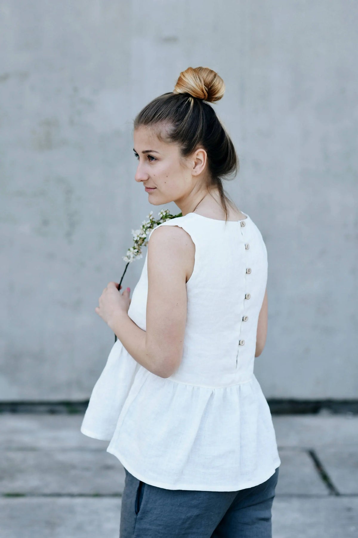 Women blouse sleeveless, off-white, M